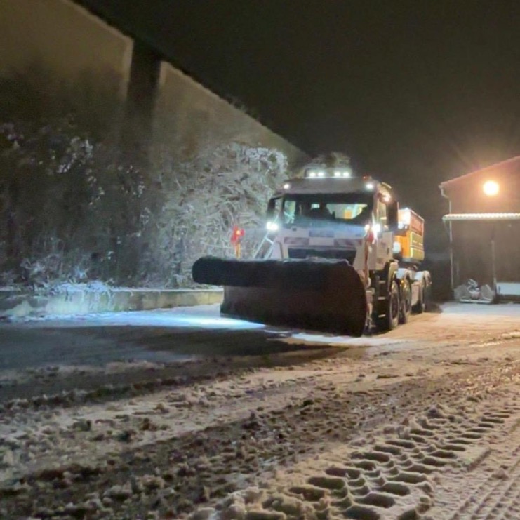 Winterdienst - Schneeschieber im Einsatz